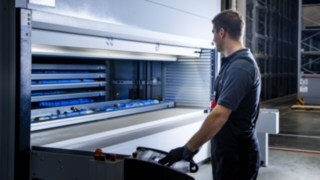 En servicetekniker från Linde MH manövrerar det automatiserade lagret för smådelar