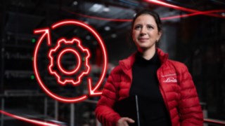Linde Material Handling-medarbetare i en lagerlokal med en röd LED-symbol föreställande ett kugghjul i bakgrunden.