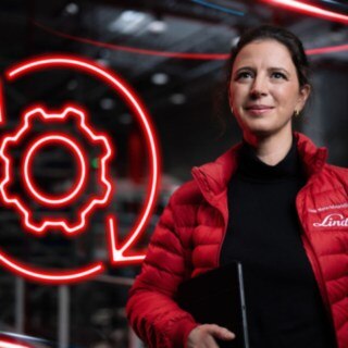 Linde Material Handling-medarbetare i en lagerlokal med en röd lysande symbol som föreställer ett kugghjul i bakgrunden.