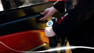 Gaffeltruck med bränslecellsteknik från Linde Material Handling tankas. 