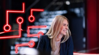 myLinde är programvaruplattformen som klarar allt som professionell fleet management kräver. En kvinna tittar till höger ut ur bild