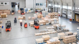 Smalgångstruckar från Linde är uppkopplade tack vare fleet management-systemet connect. Smalgångstruckar från Linde är uppkopplade tack vare fleet management-systemet connect.