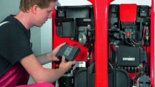 Servicetekniker eftermonterar Linde connect på truck Servicetekniker eftermonterar Linde connect på truck