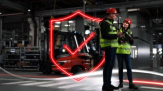 Säkerhetsrådgivaren från Linde Material Handling i arbete hos kunder. Säkerhetsrådgivaren från Linde Material Handling i arbete hos kunder.