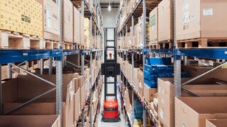 Smalgångstruck från Linde Material Handling i arbete.