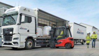 Detekteringszonerna och varningarna i Reverse Assist Camera kan anpassas individuellt efter den aktuella trucken och omständigheterna. Linde X25 och två fotgängare på CEMEX-området