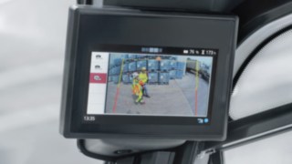Reverse Assist Camera från Linde förhindrar personolyckor. Reverse Assist Camera skärmdisplay