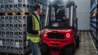 Assistanssystemet Linde Reverse Assist Radar. En fotgängare går bakom en Linde X30 motviktstruck.