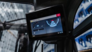 Assistanssystemet Linde Reverse Assist känner av föremål och personer när under backning och varnar för kollisioner. 7-tums display för Linde Reverse Assist Radar som tillval