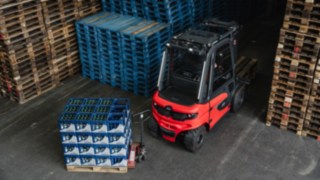Sensorerna i Linde Reverse Assist Radar känner på ett pålitligt sätt av föremål bakom trucken. Den elektriska motviktstrucken Linde X30 backar ut från en gång rakt mot ett hinder.
