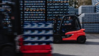 Motviktstrucken Linde X30 kör snabbt över ett utomhusområde.