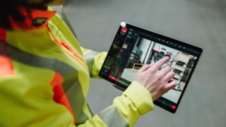 En surfplatta hjälper till under säkerhetsrådgivningen från Linde MH. En surfplatta hjälper till under säkerhetsrådgivningen från Linde MH.