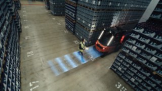 Assistanssystemet Linde Reverse Assist Radar känner av en fotgängare när trucken backar. Assistanssystemet Linde Reverse Assist Radar känner av en fotgängare när trucken backar.