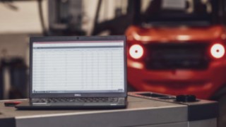 Motviktstruckar och lagerteknikutrustning är ofta fabriksutrustade med moderna telemetrisystem. Laptop framför en motviktstruck från Linde Material Handling