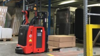 L-MATIC från Linde Material Handling hjälper orderplockningsteamet på plats. L-MATIC från Linde Material Handling placerar en pall med paket i hyllan.