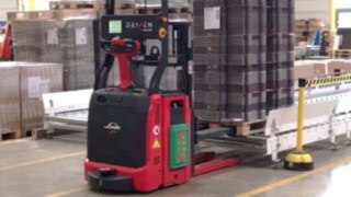 L-MATIC från Linde Material Handling identifierar och placerar godset vid transportanläggningen helt på egen hand. L-MATIC från Linde Material Handling placerar en pall på ett transportband