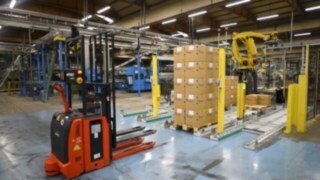 L-MATIC från Linde Material Handling kan problemfritt integreras i befintliga processer. L-MATIC från Linde Material Handling plockar upp en pall