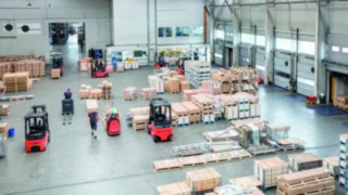 Lindes Truck Call-app hjälper dig att administrera truckflottan och uppdragen. Lagerhall med truckar i arbete