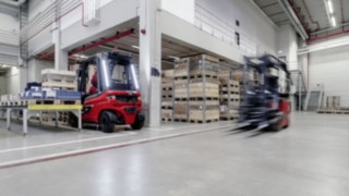 Två motviktstruckar i en lagerverksamhet. Två motviktstruckar i en lagerverksamhet.