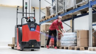 Med det semi-automatiserade tillvalet på plocktruckar från Linde följer den föraren eller kör före. Semi-automatiserat tillval (SA) för plocktruckar från Linde Material Handling