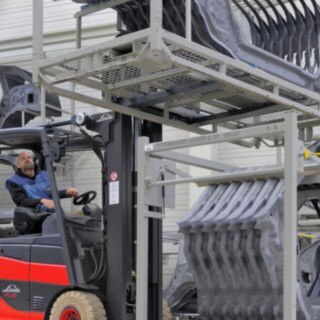 Truck med bränslecellsteknik som lastar Truck med bränslecellsteknik som lastar