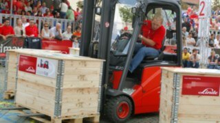 Motviktstruck från Linde Material Handling i parkourbanan under Stapler Cup 2015 Truckförare kör en motviktstruck från Linde Material Handling på parkourbanan under Stapler Cup 2005