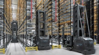 I distributionscentret på Arvato Supply Chain Solutions plockas och lagras upp till 60 000 artiklar när det är som mest att göra. Smalgångstrucken Linde K i Arvatos lagerhall.