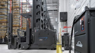 17 K-truckar från Linde MH arbetar på Arvato distributionscentrum. Laddstation för K-truckar från Linde MH