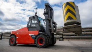 Den eldrivna trucken E160 från Linde Material Handling transporterar utan problem laster upp till 16 ton.