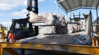 En dieseltruck arbetar hos Barcelona Cartonboard En dieseltruck arbetar hos Barcelona Cartonboard