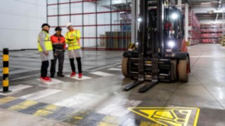 Konsultation med flera personer i fabrikshallen. Konsultation med flera personer i fabrikshallen.