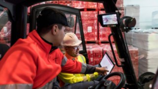 Säkerhetsexperten från Linde MH visar en truckförare data på en surfplatta. Säkerhetsexperten från Linde MH visar en truckförare data på en surfplatta.