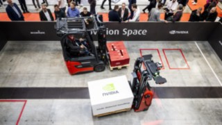 Två truckar från Linde Material Handling transporterar laster på LogiMAT 2025.
