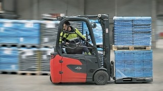 En medarbetare på DB Schenker backar med eltrucken Linde E16 En medarbetare på DB Schenker backar med eltrucken Linde E16