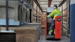 En medarbetare hos DB Schenker backar en Linde D12 HP SP från lastbryggan En medarbetare hos DB Schenker backar en Linde D12 HP SP från lastbryggan