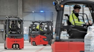 Tre truckar från Linde i arbete på DB Schenker Tre truckar från Linde i arbete på DB Schenker