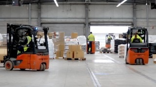 Olika typer av truckar från Linde MH transporterar varor på DB Schenkers lager. Olika typer av truckar från Linde MH transporterar varor på DB Schenkers lager.