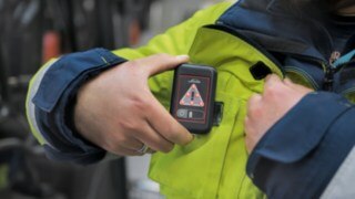 Medarbetare på DB Schenker bär Linde Safety Guard portabel enhet