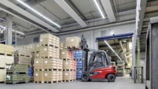 X35 utnyttjar sin energi så effektivt att medarbetarna utan problem kan köra den i två skift. Den elektriska motviktstrucken X35 från Linde staplar varor på EOTs lager