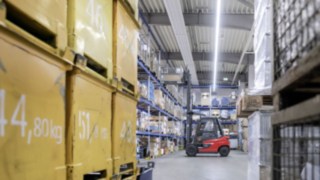 Eibach Oberflächentechnik GmbH (EOT) testar den nya eldrivna trucken X35 från Linde. Den elektriska motviktstrucken X35 på EOTs lager