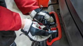Under rasterna snabbladdas de 16,3 kWh starka litiumjonbatterierna. Snabb laddning tack vare litiumjonteknik från Linde Material Handling
