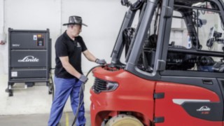 Det beprövade Linde Li-ION-batteriet förser aggregaten hos X35 med energi. Medarbetare lastar eltrucken X35 från Linde