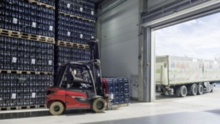X35 imponerar med sikt och ergonomi. Den elektriska motviktstrucken X35 från Linde transporterar drickabackar på Ensingers lager