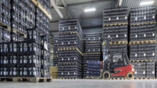 Ensinger Mineral-Heilquellen testar nya Linde X35. Den elektriska motviktstrucken X35 från Linde Material Handling transporterar drickabackar på Ensingers lager