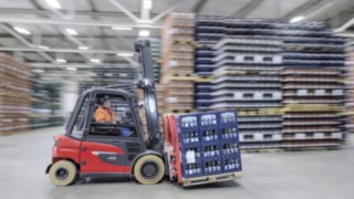 Just det höga vridmomentet, som vi bland annat kan tacka den helt nya synkron-reluktansmotorn för, möter stor förtjusning hos Ensingers logistikmedarbetare. Den elektriska motviktstrucken X35 från Linde transporterar drickabackar på Ensingers lager