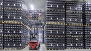 Ensinger Mineral-Heilquellen GmbH är idag marknadsledande bland mineralvattentillverkarna i Baden-Württemberg. Den elektriska motviktstrucken X35 från Linde staplar drickabackar på Ensingers lager