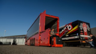 Linde Material Handling erbjuder olika lösningar för en varierad truckbelastning – även i 3PL-branschen. Hyrflottan från Linde Material Handling levereras och lastas av med lastbil.