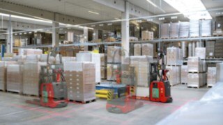 Med Linde L-MATIC ledstaplare försvinner till synes oövervinnerliga hinder i luften. Linde L-MATIC ledstaplare i arbete hos Franz Veit GmbH.
