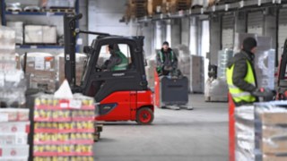 Åtta E16 litiumjontruckar från Linde Material Handling arbetar hos Fritz GmbH & Co. KG i Heilbronn. Elektrisk motviktstruck E16 från Linde Material Handling i arbete hos Fritz GmbH & Co. KG