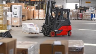 E16 litiumjontrucken från Linde Material Handling hör till den nya litiumjonflottan hos Fritz Gruppe. E16 litiumjontruck från Linde Material Handling kör bort gods på lagret hos Fritz Gruppe